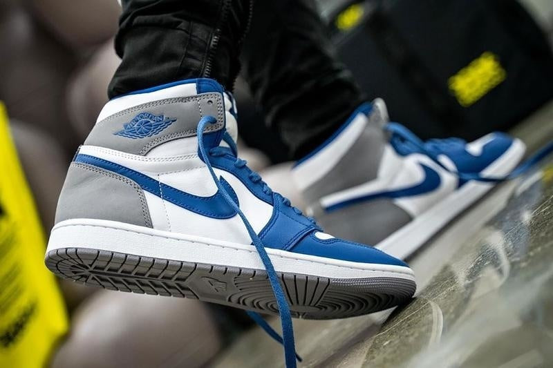Jordan 1 Retro High OG True Blue GS-FD1437-410-schoenen JHype